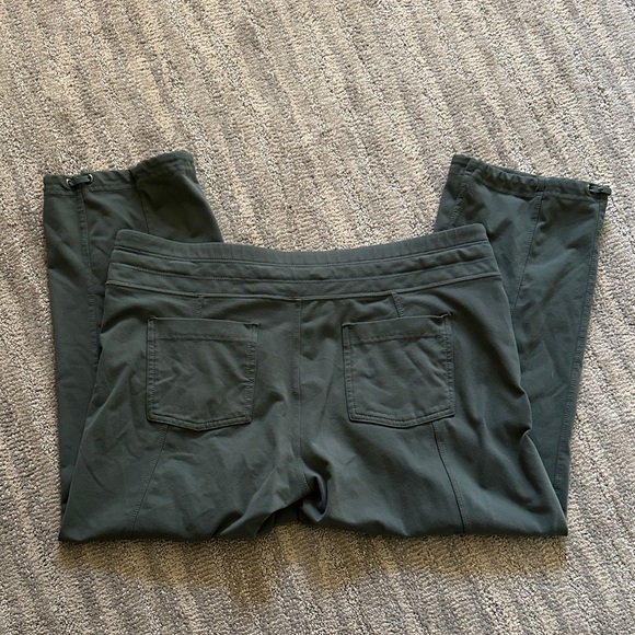 Athleta Women's Dark Green/Gray Capris - Picture 2 of 4